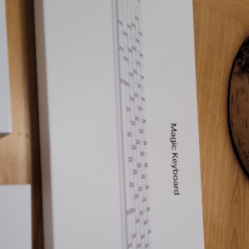 Apple Magic Mouse and Keyboard Bundle in White - Picture 3 of 4